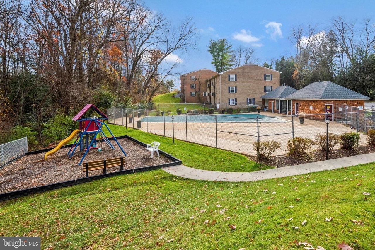 Building Photo - 3846 Lyndhurst Dr