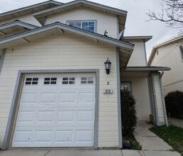 Building Photo - Updated 3-Bedroom Townhome in Dayton – Mov...