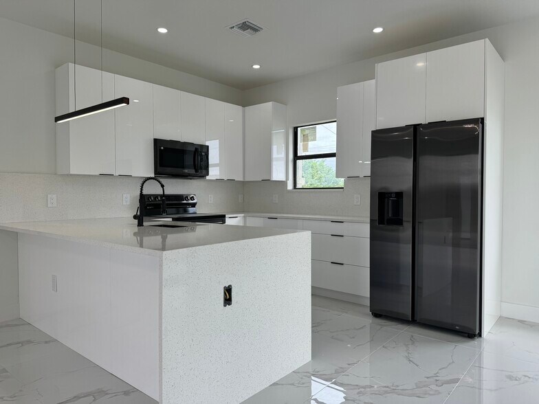 Building Photo - 3609 1st St SW