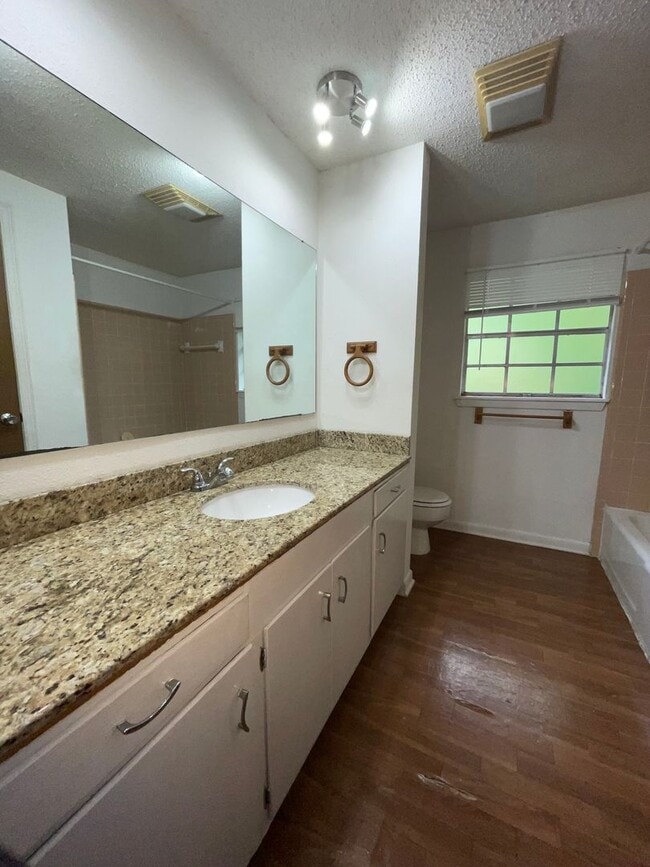 Building Photo - Spacious Home in Country Club Estates