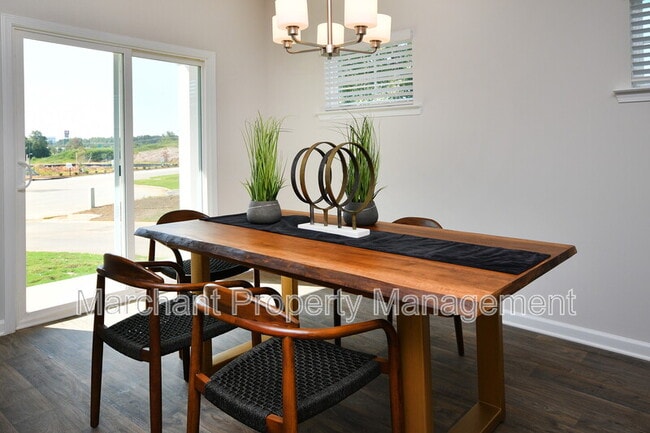 Building Photo - 27 English Ct