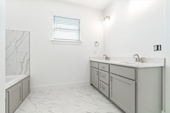 Building Photo - 7004 SW Orange Ave