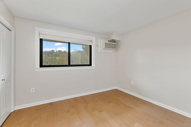Building Photo - Newly Renovated Two Bedroom Condo! Parking!