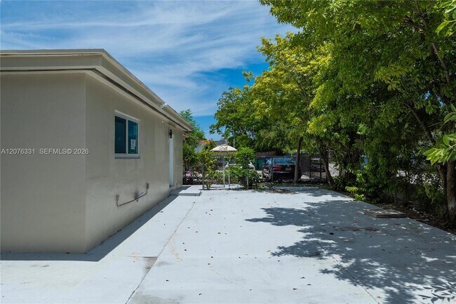 Building Photo - 1701 NW 19th Ave