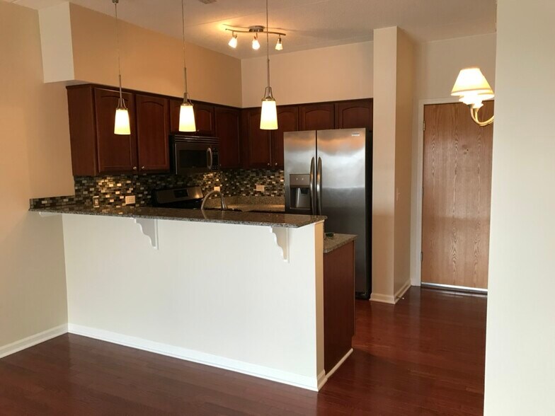 Kitchen - 405 S Creekside Dr