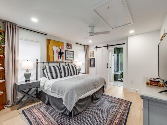 Building Photo - 2209 Fair Oaks Dr