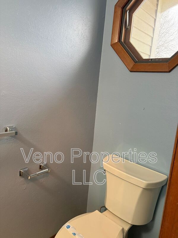 Building Photo - 8 Redcoat Ct