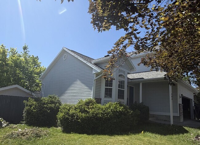 Building Photo - 704 Country Club Dr
