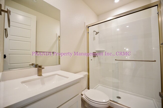 Building Photo - Brand New Townhome, Luxury Meets Convenience!