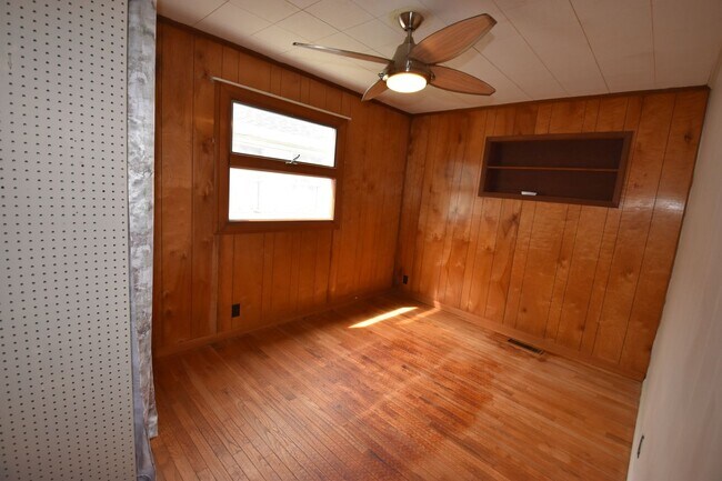 Building Photo - 3 Bedroom 2 Full Bath Home in Greenfield, Fenced Yard