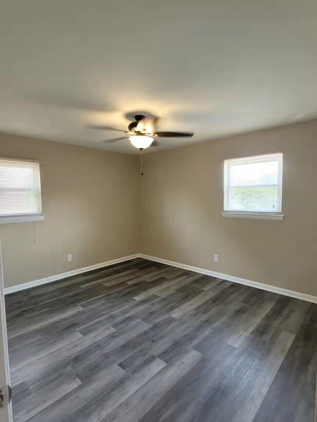 Building Photo - 520 Williamsburg Rd