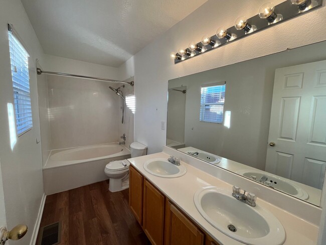 Building Photo - Nice 3 Bedroom 2.5 Bathroom Located In A G...