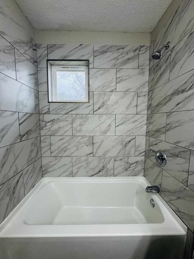 Building Photo - 289 Pine Ave