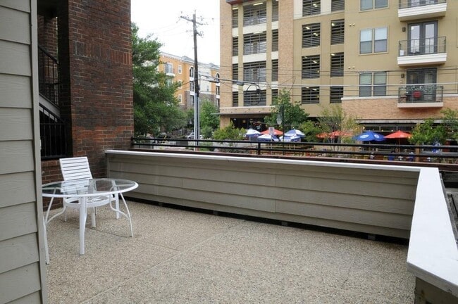 Building Photo - 501 W 26th St