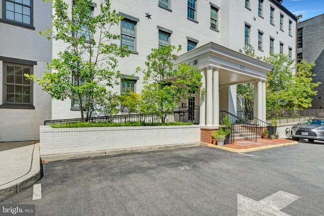 Building Photo - 515 N Washington St