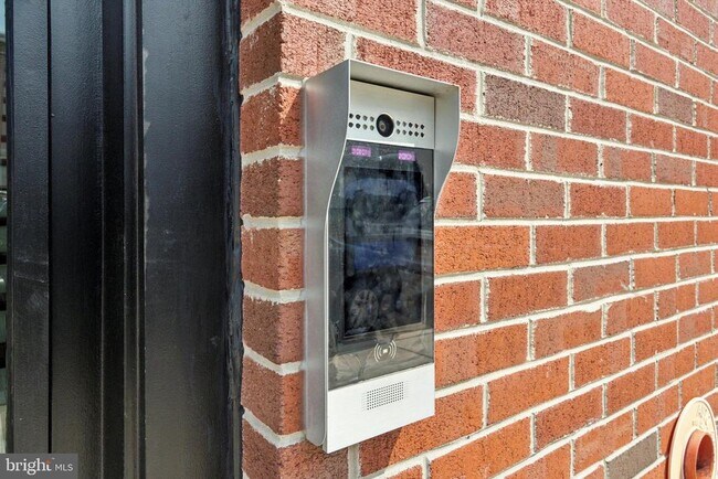 Building Photo - 2421 N Mascher St