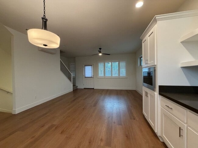 Building Photo - Loft home in downtown Woodland with SOLAR!!