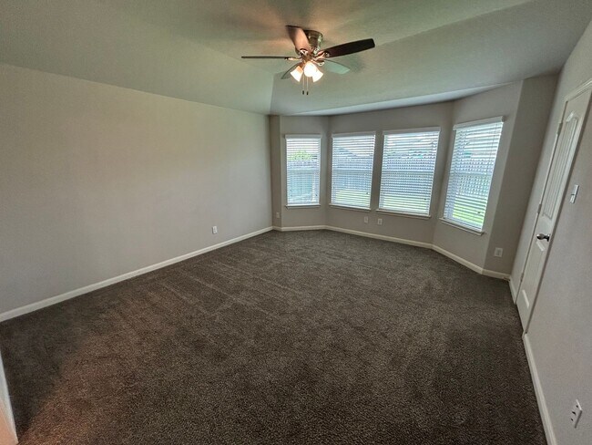 Building Photo - 3/2/2 in Avery Park / Fridge Included  / W...