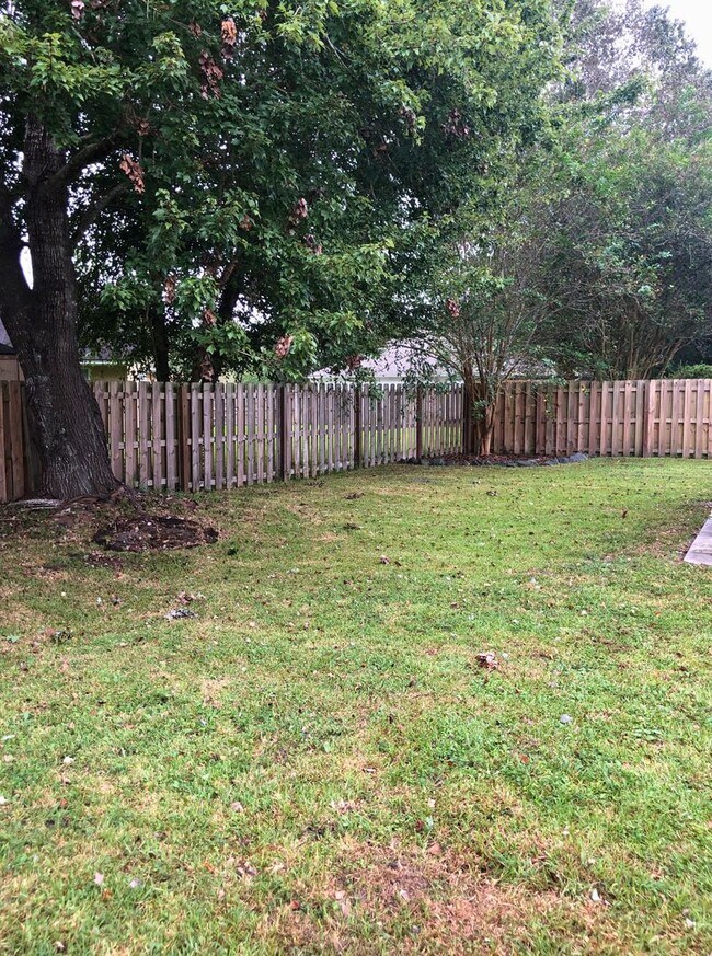 Building Photo - 3/2 home with a fenced in yard!