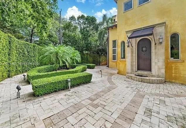 Building Photo - 3733 Solana Rd