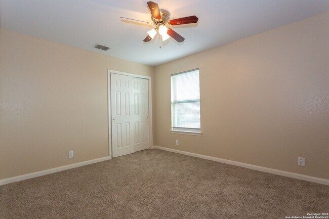 Building Photo - Spacious Stone Oak Beauty