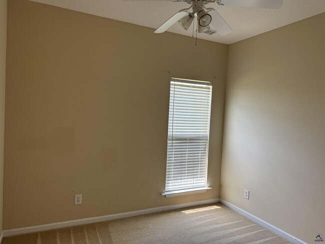 Building Photo - 106 Oldfield Ct