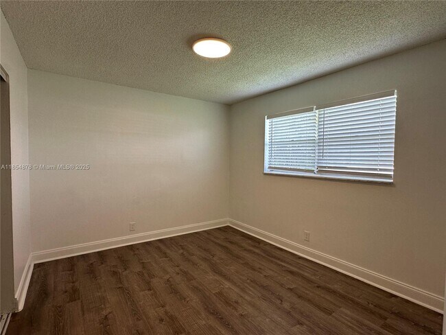 Building Photo - 5661 SW 36th Ct