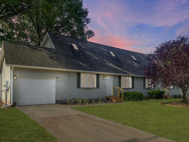 Building Photo - 1987 Summerset Dr