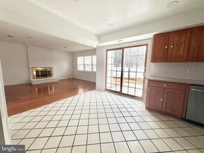 Building Photo - 4001 Middle Ridge Dr