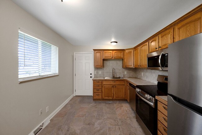 Building Photo - Comfortable 3-bedroom ranch in established...
