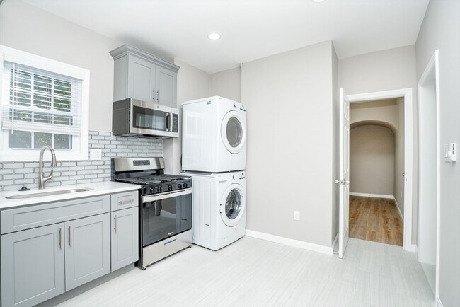 Primary Photo - 15-17 Saunders St