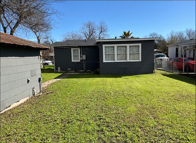 Building Photo - Charming 3-Bedroom Home in San Antonio - P...