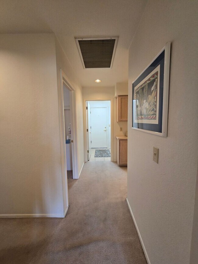 Building Photo - Fully Furnished single story 2 bed 2 bath ...