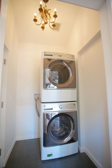 Building Photo - 2119 Hyperion Ave