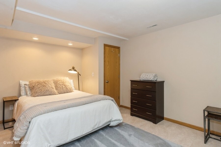 Queen Bed - 2762 Irving Ave