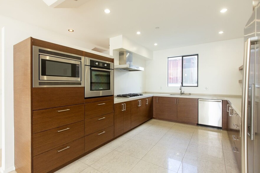 Building Photo - 8639 Whitworth Dr