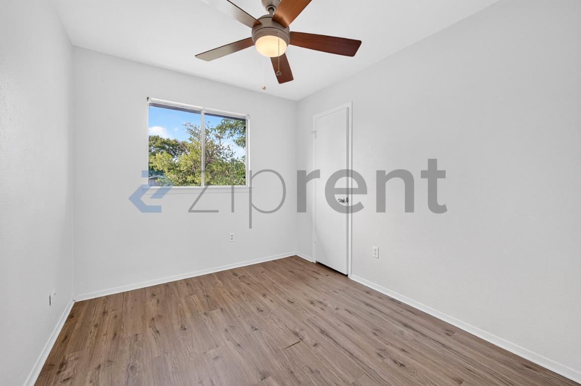 Building Photo - Unit