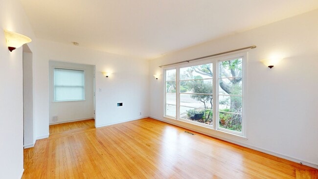 Building Photo - Charming 2 Bedroom Oakland Unit!