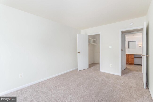 Building Photo - 5805 Royal Ridge Dr