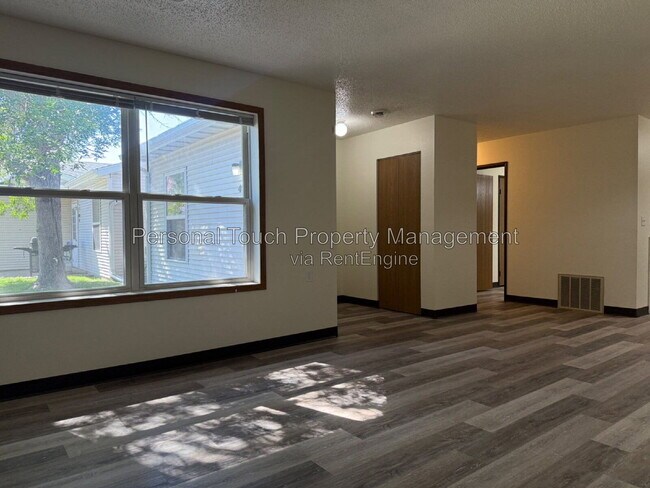 Building Photo - 415 22nd St E
