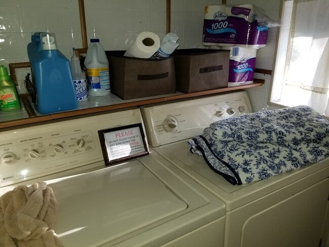 Building Photo - 2 Bedroom with 1.5 baths