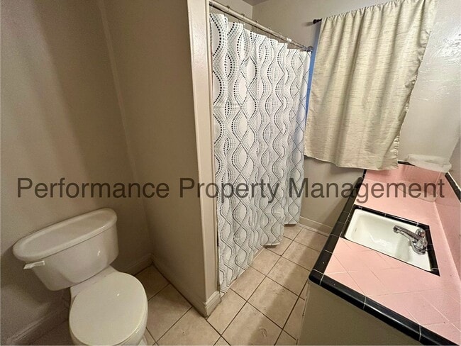 Building Photo - Charming 3 Bed/1 Bath House w/ RBP & Secur...