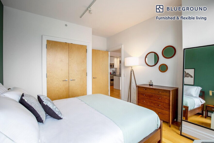 Building Photo - 550 W 54th St