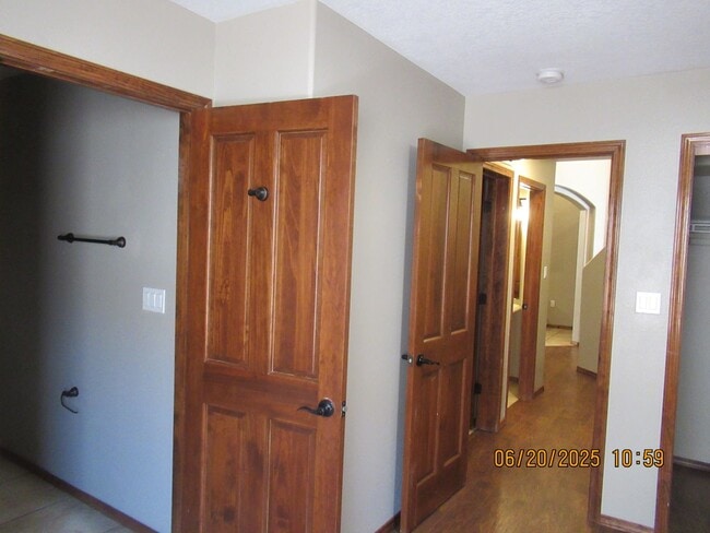 Building Photo - Massive 5Bed, 4Bath, 2Story Home Located i...