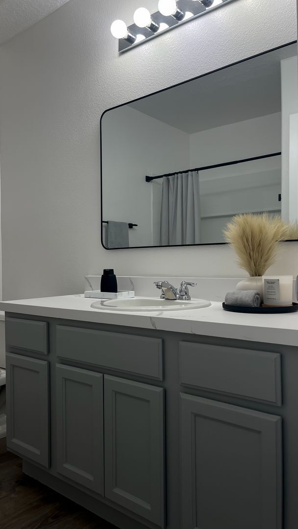 Building Photo - Beautifully Updated 3-Bedroom Townhouse in...