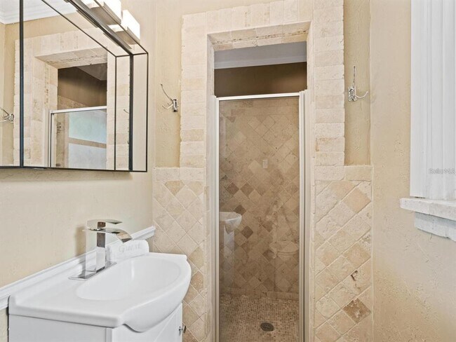 Building Photo - 1127 S Osprey Ave