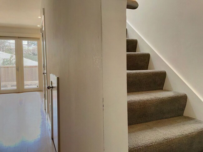 Building Photo - Modern 2 Bed, 1.5 Bath + Parking - Alamo S...