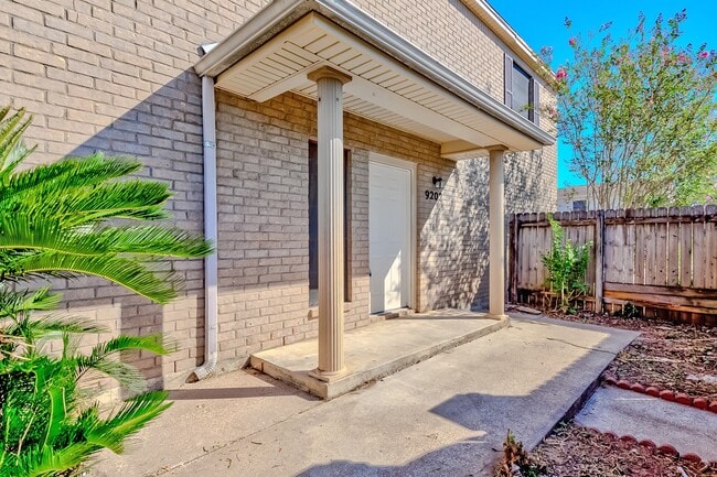 Building Photo - 9202 Glen Meadow Ln