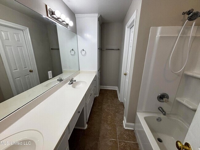 Building Photo - 410 Abbey Woods
