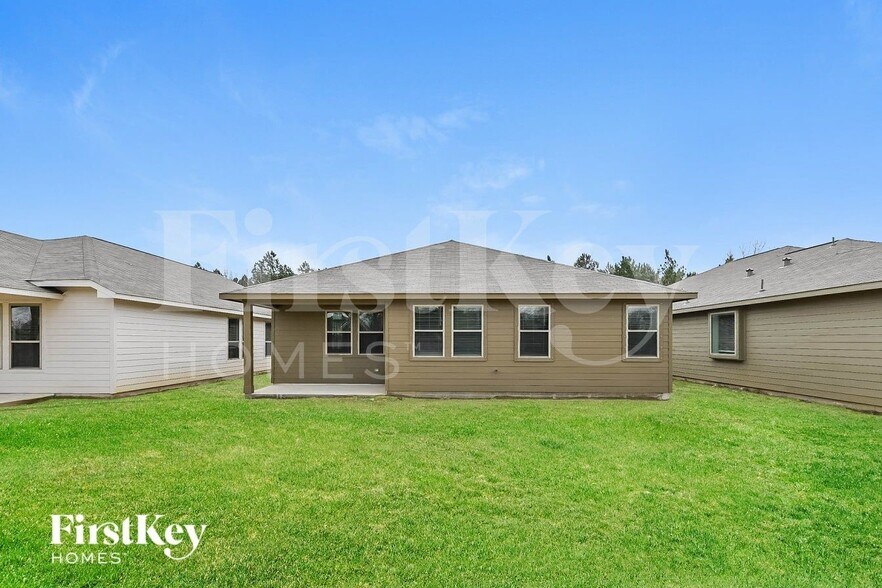 Building Photo - 14775 Country Club Dr